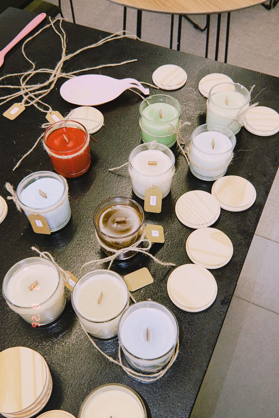 Velas prontas feitas pelos convidados na oficina
